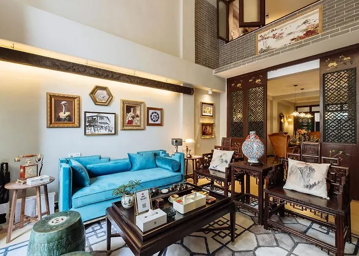 Locals-Guangzhou Liwan-Changshoulu Subway Station-Shangxia Jiu Shopping Street-Locals Apartment-00169540