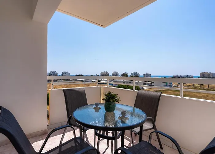 Sunny 2-Br Apartment In Mackenzie Larnaka