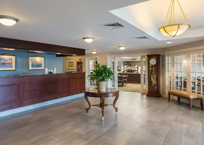 Hotel Ramada By Wyndham Boston