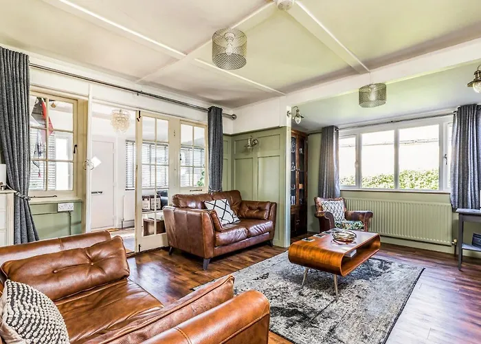 Charming Family Home And Garden Close To The Beach - Pass The Keys Chichester
