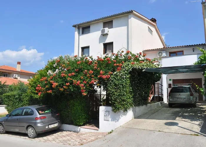 Apartments With A Parking Space Pula - 15582