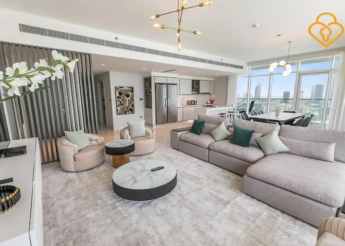 Fascinating Views! Large 4Br Private Beach Access, Emaar Beachfront Dubai
