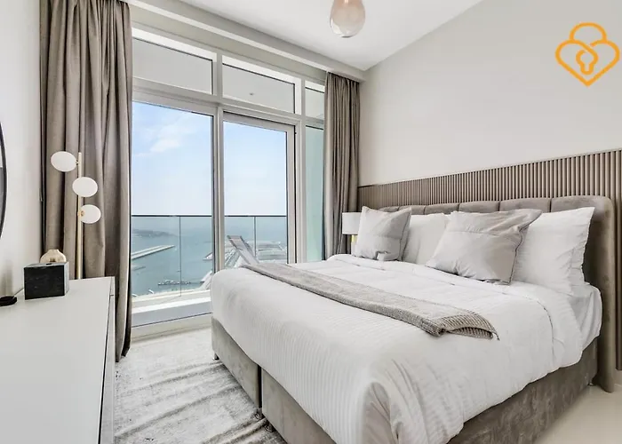 Fascinating Views! Large 4Br Private Beach Access, Emaar Beachfront Dubai