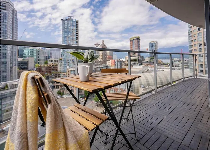 Downtown King Suite-Surround Views-Pool/Gym/Parkng Vancouver