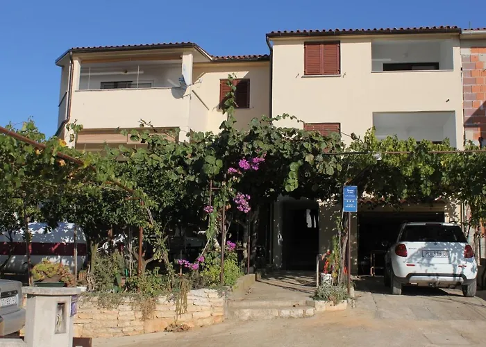 Apartments And Rooms By The Sea Medulin - 7278