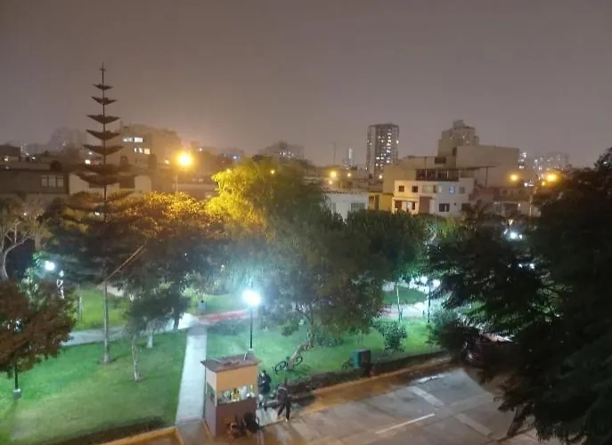 Frente A Hermoso Parque Pueblo Libre Lima