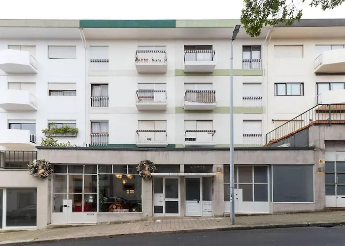 Spacious Apartment With Parking At Serralves Porto