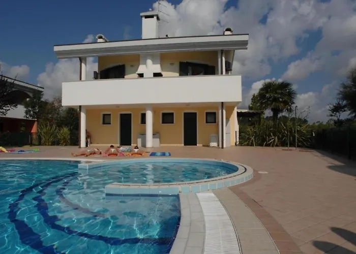 Apartment With Shared Pool For 4 Guests Bibione