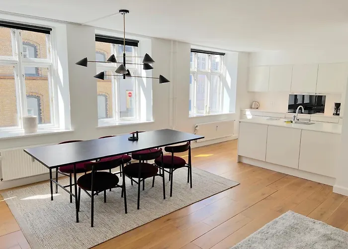 Amazing Apartment Near Tivoli Gardens & Copenhagen City Hall Square