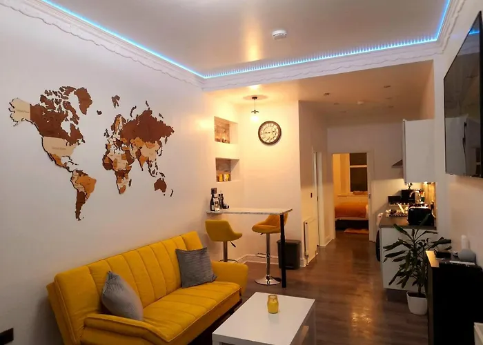 Modern Flat Near City Centre. Edinburgh
