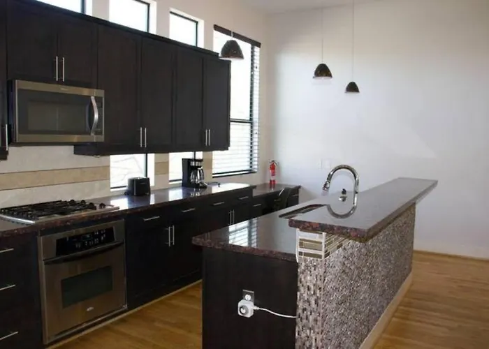 Spacious 3 Bed, 3.5 Bath In Montrose -Gym Included Houston