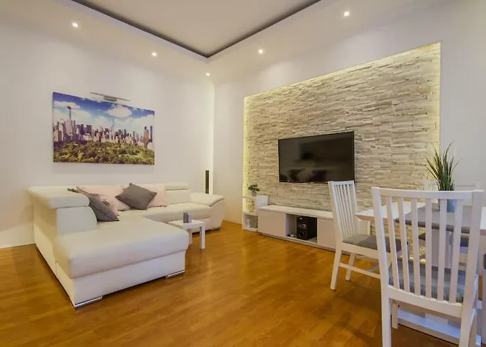 Cozy Hideaway On Szervita Square Budapest