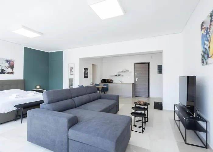 Hip And Fun Apt B Athen