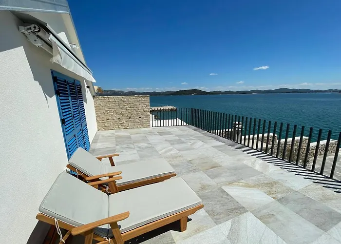 BEACHFRONT VILLA Murter