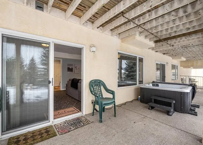 R&R Relaxation Ridge, Private Hot Tub, Spacious Radium Hot Springs