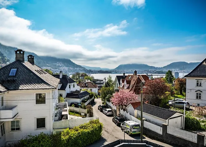 Big Central Apartment W/ A View And Parking Bergen