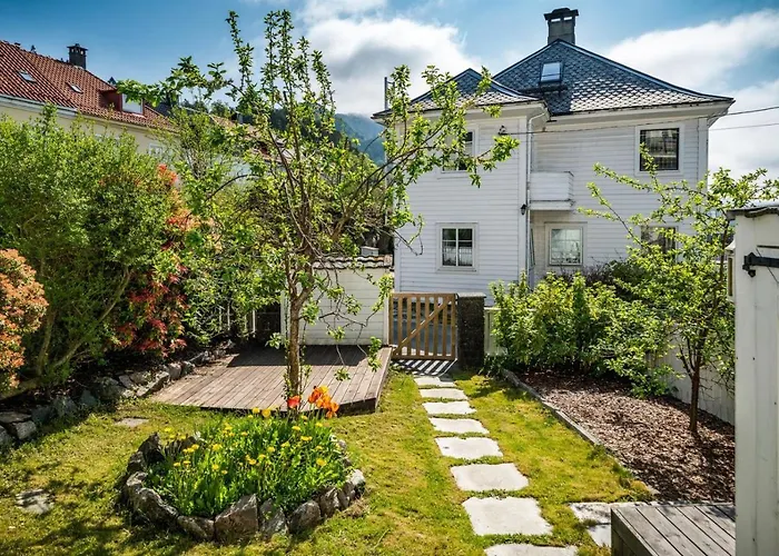 Big Central Apartment W/ A View And Parking Bergen