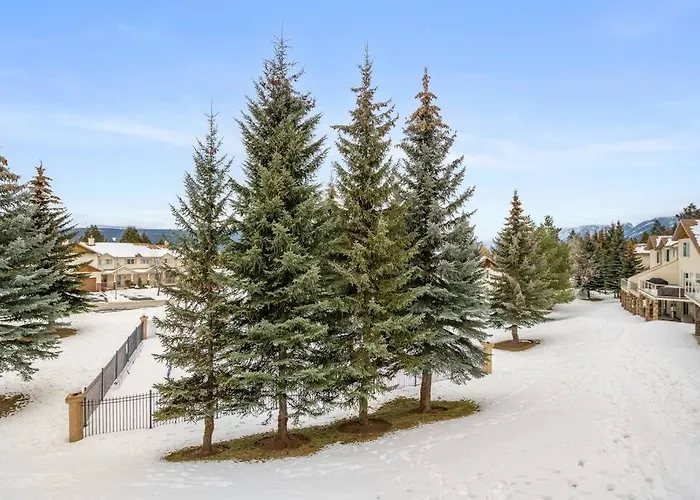 R&R Relaxation Ridge, Private Hot Tub, Spacious Radium Hot Springs