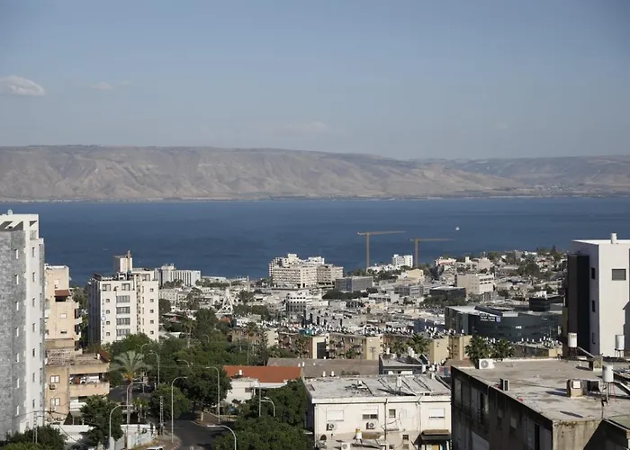חופשה בטבריה בבית ענק ל 8 אנשים גדול וחדש