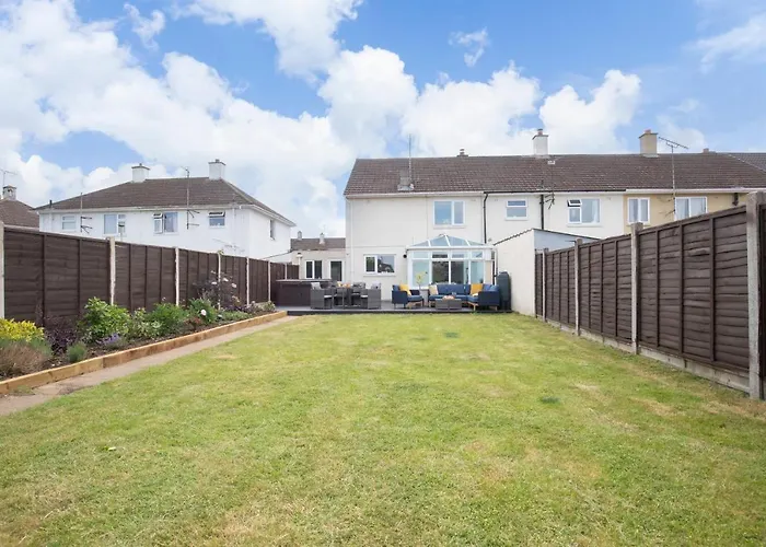 Modern Three Bedroom Home In Gloucester With Hot Tub