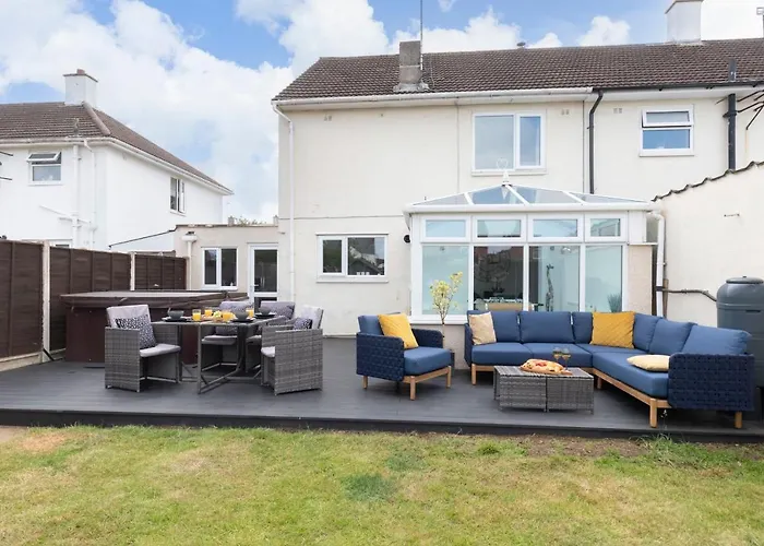 Modern Three Bedroom Home In Gloucester With Hot Tub