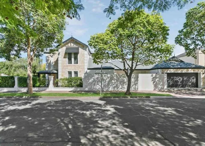 Executive Living In City Fringe Location Adelaide