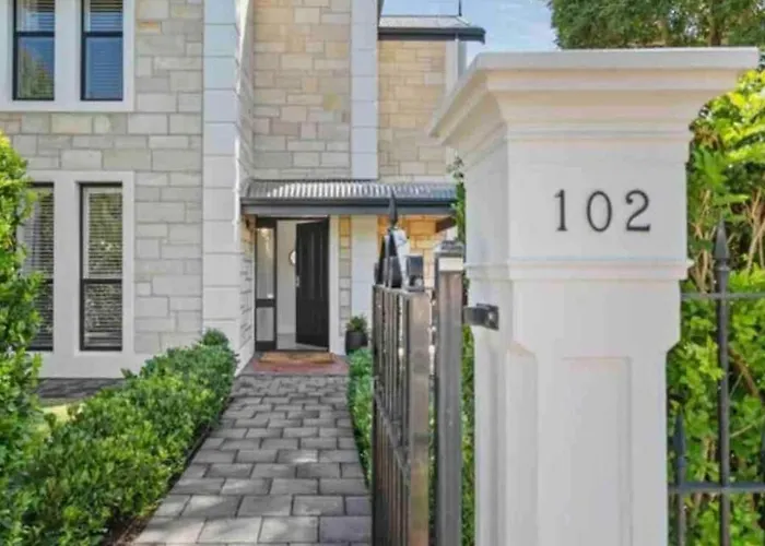 Executive Living In City Fringe Location Adelaide