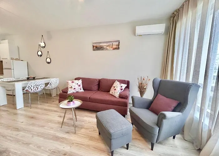 Blue Lagoon Seafront Apartments Warna