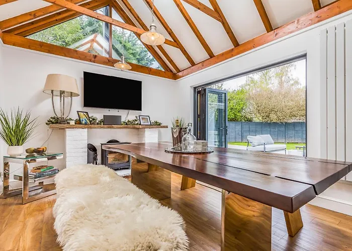 Luxury Goodwood Home, Hot Tub, 3 Bedrooms, Pet Friendly Chichester