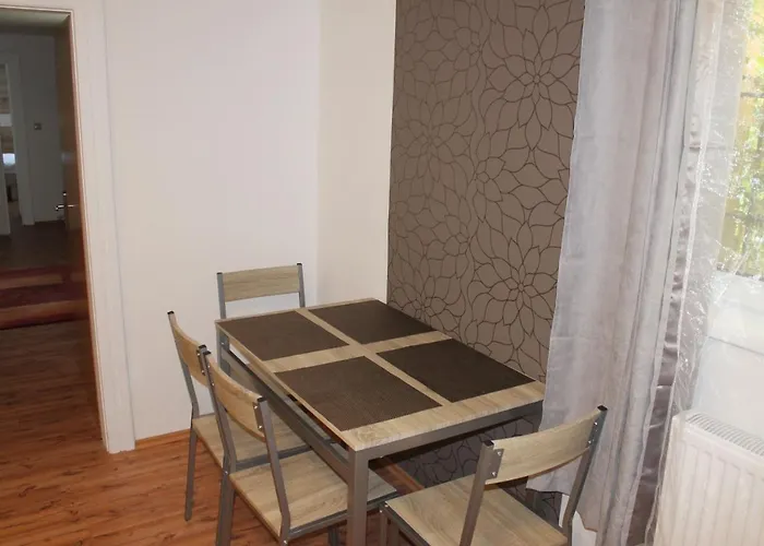 Suterenovy Apartman V Centre Piest'any