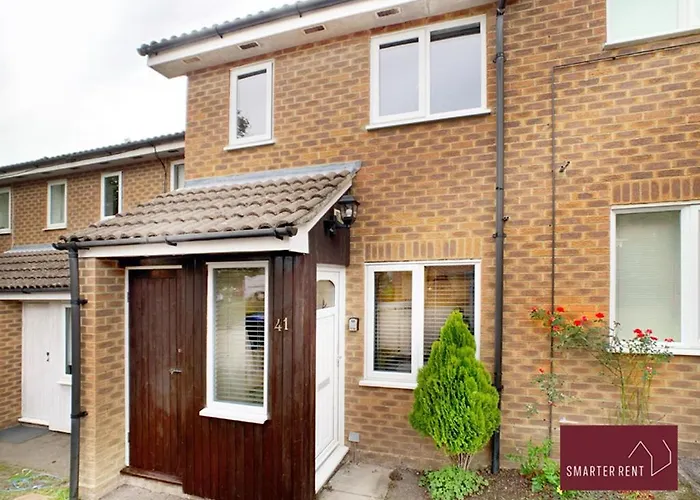 Lightwater - 1 Bedroom House - Parking Bagshot