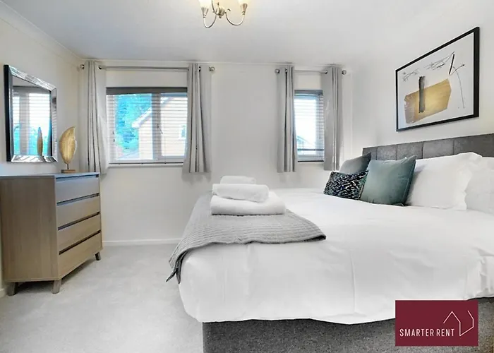 Lightwater - 1 Bedroom House - Parking Bagshot