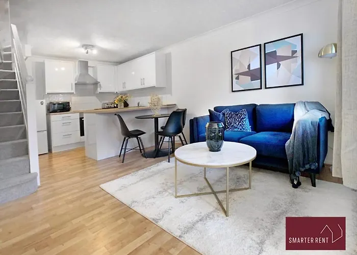 Lightwater - 1 Bedroom House - Parking Bagshot