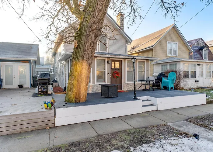 Cozy Clear Lake Home - Walk To Town And Boat Dock!
