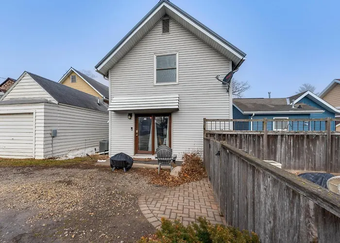 Cozy Clear Lake Home - Walk To Town And Boat Dock!