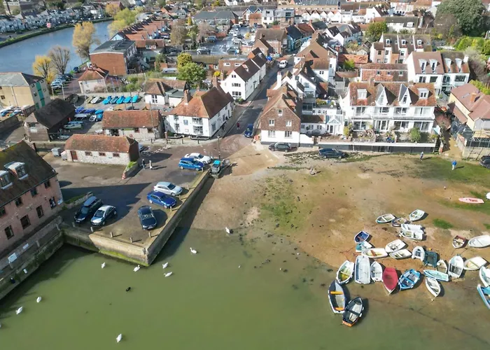 Charming Family Home And Garden Close To The Beach - Pass The Keys Chichester