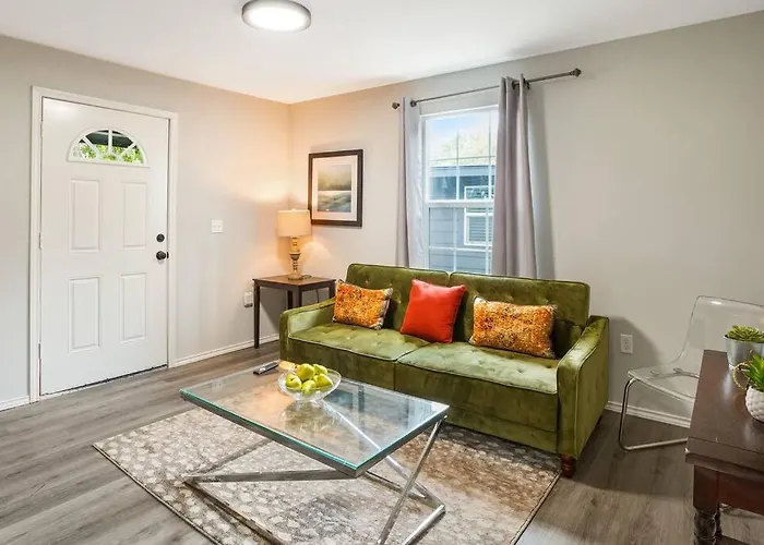 Cozy Remodeled 2 BD Heights Bungalow Houston