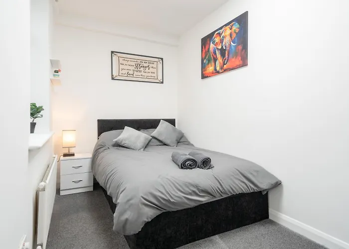 Large Central Apartment - Free Nearby Parking Liverpool