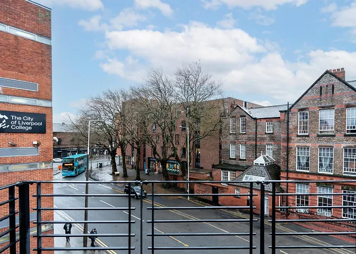 Large Central Apartment - Free Nearby Parking Liverpool