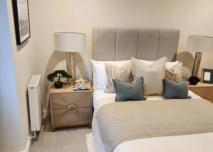 Kings Mews Elegance: City Sparrow'S Premier 3-Bedroom Residences London