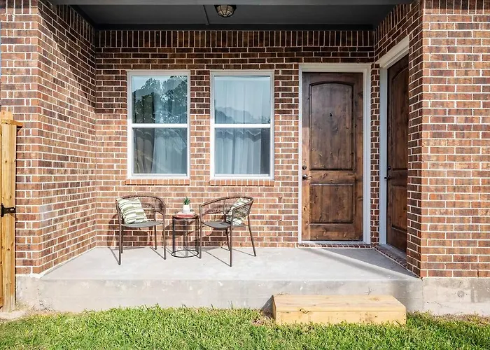 Pet Friendly, Large Work Space, Gated Community Houston