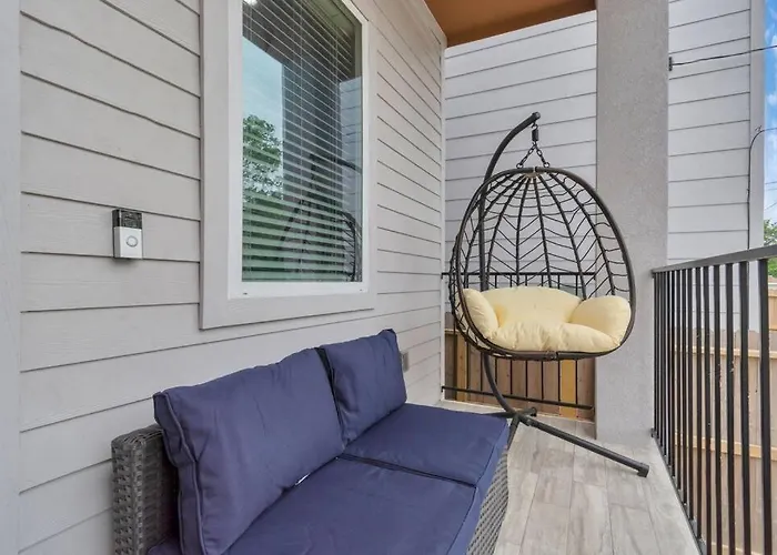 Camp Out - Big Backyard - 5Mins To Downtown Houston