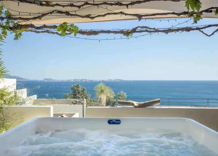 LES SUITES LOVE 3 SPA VUE MER PISCINe Marseilles