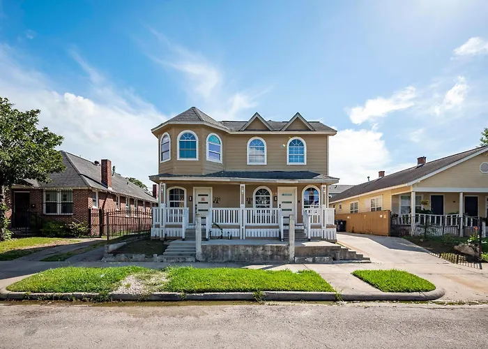 4BR HOME SLEEPS 13 DOWNTOWN/Pet Friendly/EVCharger Houston