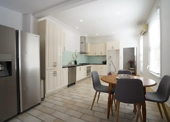 2 Bedrooms House In Carlton Central Melbourne City