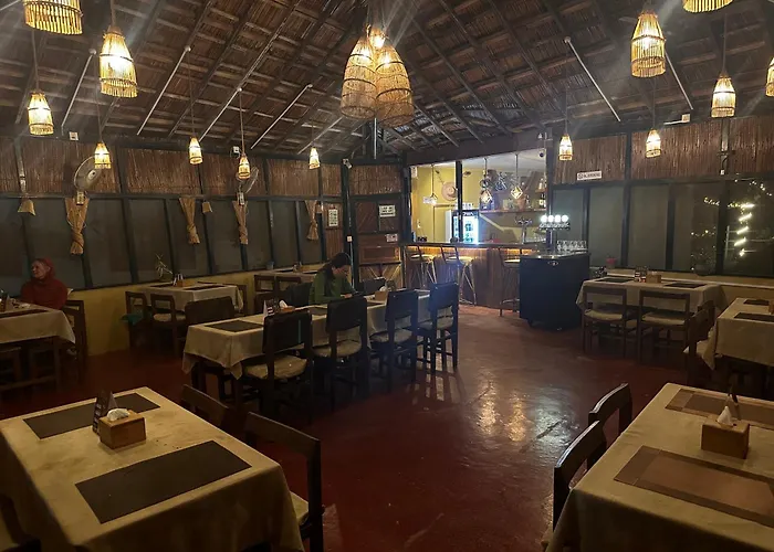 Hotel Glampin By Tharu Garden Sauraha