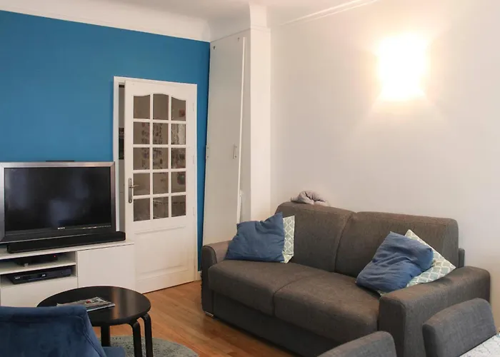 Spacious Family Nest Facing Square Des Epinette Paris
