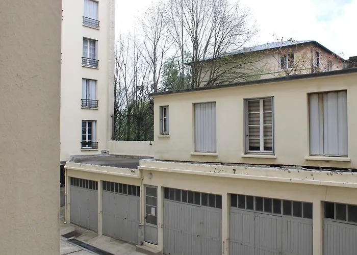 Spacious Family Nest Facing Square Des Epinette Paris