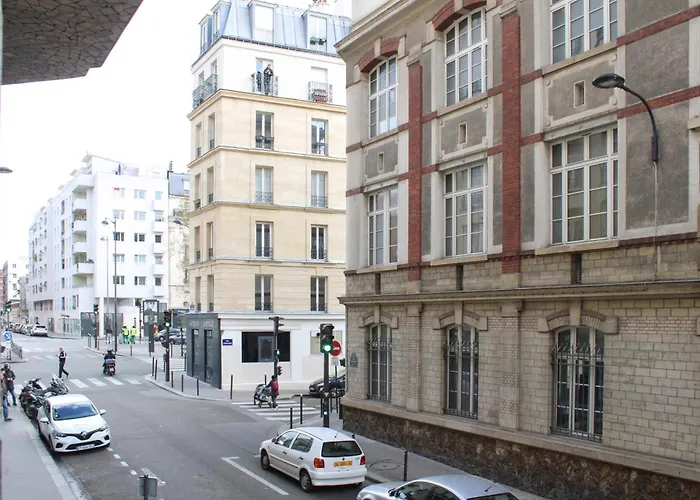 Spacious Family Nest Facing Square Des Epinette Paris