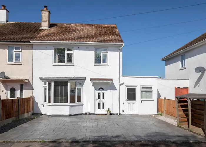 Modern Three Bedroom Home In Gloucester With Hot Tub